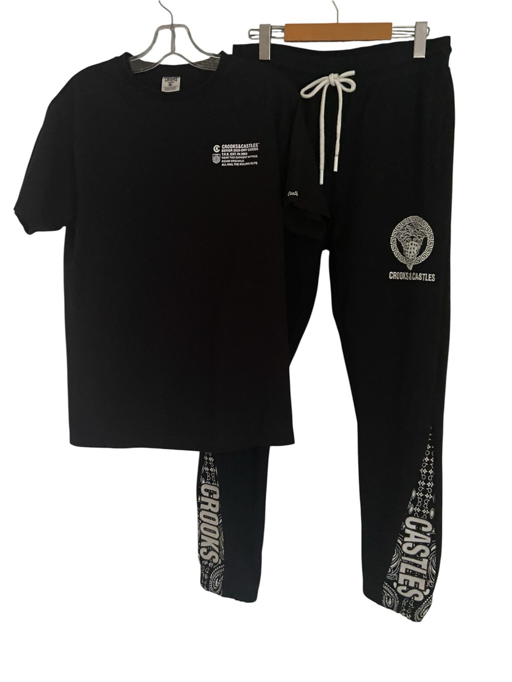Crooks & Castles Men’s Medusa Graphic Jogger Sweatpants and t-shirt size medium